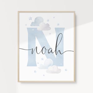 Arte de pared imprimible con nombre y letras azules personalizadas, nubes y estrellas, decoración de guardería azul, DESCARGA DIGITAL