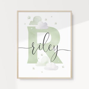 Arte de pared imprimible con nombre y letra verde personalizado, nubes y estrellas, decoración verde para guardería, DESCARGA DIGITAL