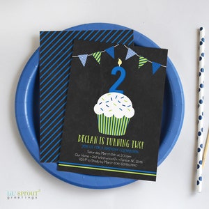 Faire-part d'anniversaire imprimable cupcake pour garçons, invitation à une fête avec banderoles colorées, fichier numérique à imprimer vos propres cartes ou envoyer comme invitation électronique
