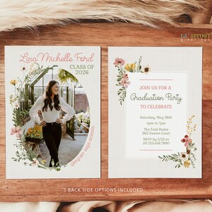 Puede incluir: Dos tarjetas de invitaci&oacute;n para fiesta de graduaci&oacute;n con motivos florales. La tarjeta izquierda muestra una foto, el nombre Lina Michelle Ford y Class of 2026. La tarjeta derecha incluye el texto Join Us For A Graduation Party, fecha, hora y lugar.