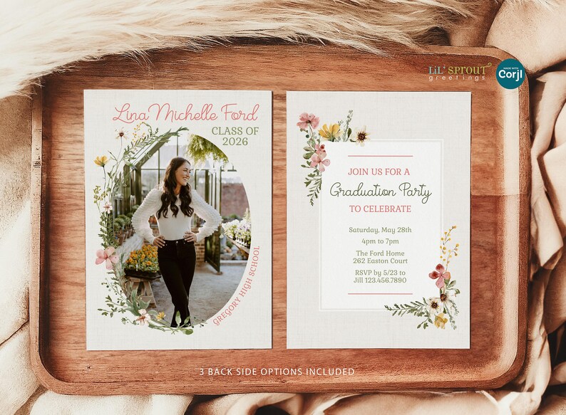 Puede incluir: Dos tarjetas de invitaci&oacute;n para fiesta de graduaci&oacute;n con motivos florales. La tarjeta izquierda muestra una foto, el nombre Lina Michelle Ford y Class of 2026. La tarjeta derecha incluye el texto Join Us For A Graduation Party, fecha, hora y lugar.