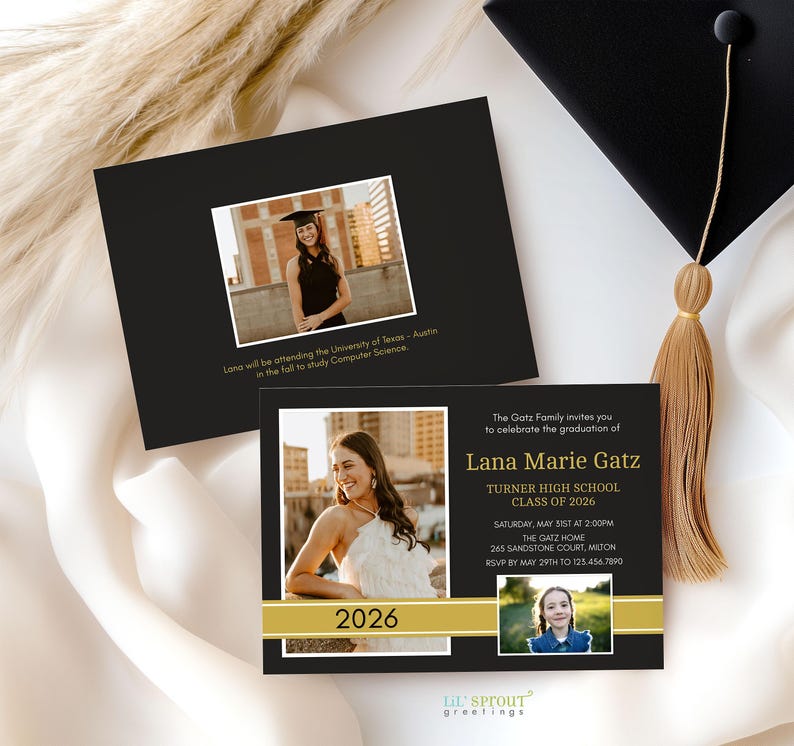 Pu&ograve; includere: Due biglietti neri per annuncio di laurea con dettagli dorati. I biglietti presentano foto di una laureata, il nome Lana Marie Gatz, Turner High School Class of 2026, i dettagli dell'evento il 31 maggio alle 14:00 e il testo 2026.