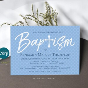 Puede incluir: Una tarjeta de invitaci&oacute;n de bautizo azul claro con un patr&oacute;n de puntos blancos. El texto dice: Join us in celebrating the Baptism of Benjamin Marcus Thompson, Saturday, September 24, 2025 at 11:30 in the morning, Easton Community Church, 123 Easton Avenue, Littleton, CO 12345.
