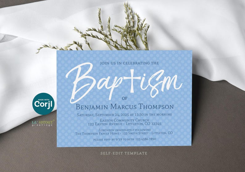 Puede incluir: Una tarjeta de invitaci&oacute;n de bautizo azul claro con un patr&oacute;n de puntos blancos. El texto dice: Join us in celebrating the Baptism of Benjamin Marcus Thompson, Saturday, September 24, 2025 at 11:30 in the morning, Easton Community Church, 123 Easton Avenue, Littleton, CO 12345.