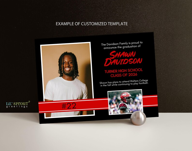 Pu&ograve; includere: Un biglietto nero per l'annuncio di laurea con il ritratto di una persona in maglietta bianca, una foto pi&ugrave; piccola di un giocatore di football con casco rosso e testo rosso che recita Shawn Davidson, Turner High School Class of 2026, #22.