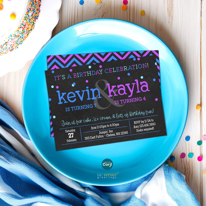 Pu&ograve; includere: Un invito di compleanno rettangolare con sfondo nero, bordo a chevron viola e blu e pois colorati. Il testo recita: IT'S A BIRTHDAY CELEBRATION! kevin & kayla IS TURNING 7 IS TURNING 4. Include i dettagli dell'evento e l'indirizzo.