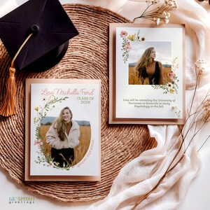 Puede incluir: Un birrete de graduaci&oacute;n negro con una borla dorada junto a dos tarjetas rectangulares de anuncio de graduaci&oacute;n. Cada tarjeta presenta una fotograf&iacute;a de un estudiante, ilustraciones florales y texto que incluye "Lina Michelle Ford", "Class of 2026" y "Lina will be attending the University of Tennessee at Knoxville to study Psychology in the fall."