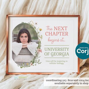 Puede incluir: Un letrero rectangular en un marco de cobre con el retrato de una persona dentro de una corona floral ovalada. El texto dice: the NEXT CHAPTER begins at... UNIVERSITY OF GEORGIA. Lina will be majoring in cellular biology. Se ve un logo azul de Corjl.