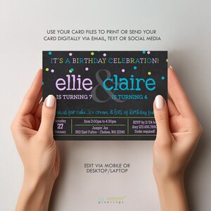 Pu&ograve; includere: Un biglietto d'invito di compleanno rettangolare con sfondo a lavagna nera e coriandoli colorati. Il testo recita IT'S A BIRTHDAY CELEBRATION, ellie & claire, IS TURNING 7, IS TURNING 4, con i dettagli per la festa di sabato 27 febbraio.