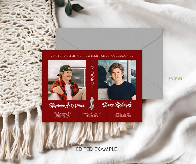 Puede incluir: Una tarjeta de anuncio de graduaci&oacute;n rectangular roja con dos fotos de graduados, el texto JOIN US TO CELEBRATE THE WILSON HIGH SCHOOL GRADUATES, el a&ntilde;o 2026 con un icono de borla, nombres y detalles del evento, junto a un sobre gris.