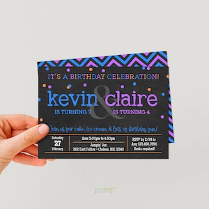 Pu&ograve; includere: Un biglietto d'invito di compleanno rettangolare con sfondo a lavagna nera, caratterizzato da motivi a chevron blu e viola nella parte superiore. Il testo recita: IT'S A BIRTHDAY CELEBRATION! kevin & claire IS TURNING 7 IS TURNING 4. Join us for cake, ice cream & lots of birthday fun! Saturday 27 February, from 2:00pm to 4:30pm, Jumpin' Jax, 262 East Fulton - Chelsea, NH 12345, RSVP by 2/24 to Amy 123.456.7890. Socks required!