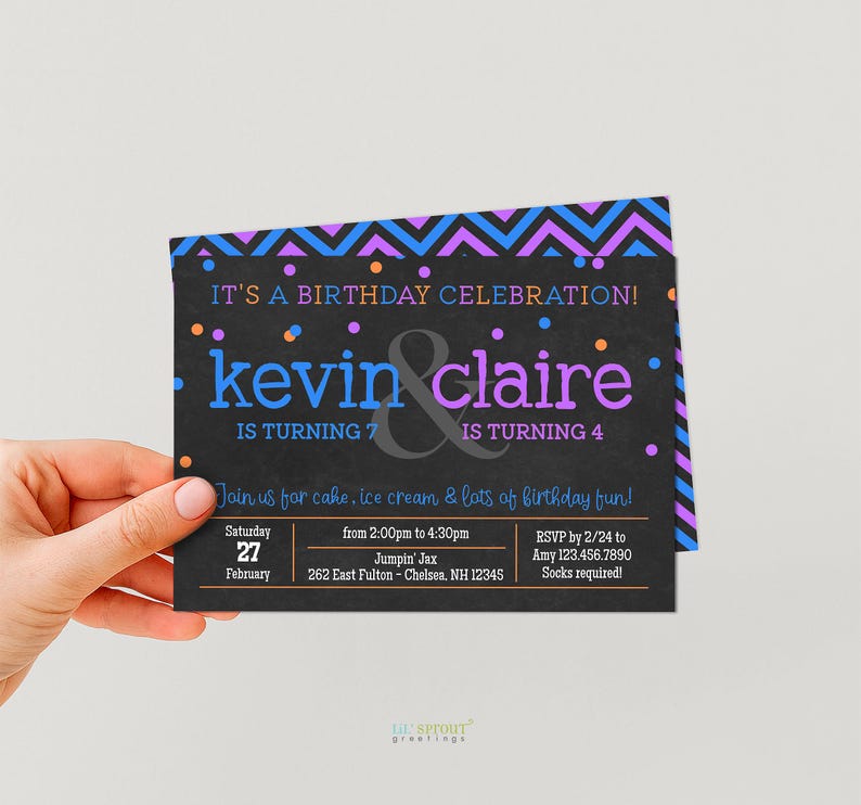 Pu&ograve; includere: Un biglietto d'invito di compleanno rettangolare con sfondo a lavagna nera, caratterizzato da motivi a chevron blu e viola nella parte superiore. Il testo recita: IT'S A BIRTHDAY CELEBRATION! kevin & claire IS TURNING 7 IS TURNING 4. Join us for cake, ice cream & lots of birthday fun! Saturday 27 February, from 2:00pm to 4:30pm, Jumpin' Jax, 262 East Fulton - Chelsea, NH 12345, RSVP by 2/24 to Amy 123.456.7890. Socks required!