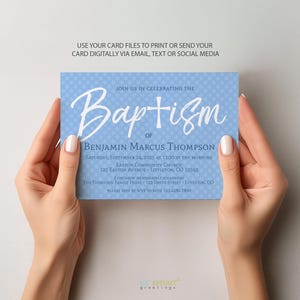 Puede incluir: Una tarjeta de invitaci&oacute;n rectangular de color azul claro para un bautizo con un patr&oacute;n de puntos blancos. El texto dice: Join us in celebrating the Baptism of Benjamin Marcus Thompson, Saturday, September 24, 2025 at 11:30 in the morning, Easton Community Church.