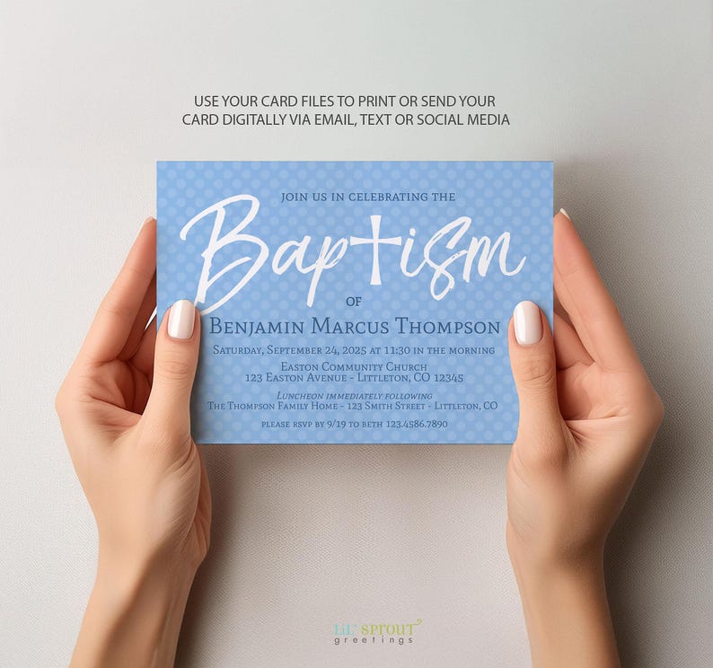 Puede incluir: Una tarjeta de invitaci&oacute;n rectangular de color azul claro para un bautizo con un patr&oacute;n de puntos blancos. El texto dice: Join us in celebrating the Baptism of Benjamin Marcus Thompson, Saturday, September 24, 2025 at 11:30 in the morning, Easton Community Church.