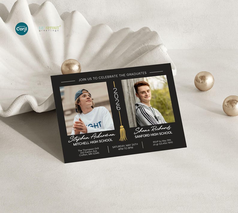 Puede incluir: Una tarjeta rectangular negra de anuncio de graduaci&oacute;n con dos fotos de retrato de graduados, el texto JOIN US TO CELEBRATE THE GRADUATES, el a&ntilde;o 2026 con un icono de borla dorada, nombres, escuelas, detalles del evento e informaci&oacute;n RSVP.