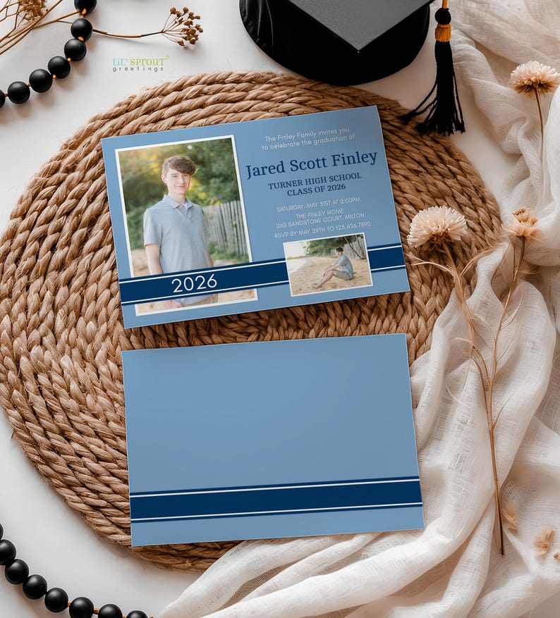 Pu&ograve; includere: Un invito di laurea azzurro con due foto di uno studente, il nome Jared Scott Finley, Turner High School Class of 2026 e i dettagli dell'evento. Una seconda carta azzurra coordinata con una striscia blu scuro &egrave; posizionata qui sotto.