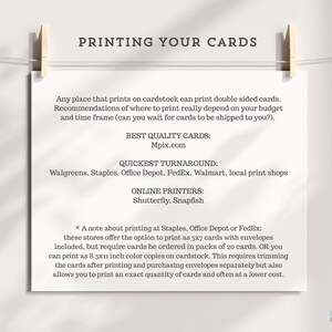 Puede incluir: Una tarjeta informativa blanca con texto negro titulada PRINTING YOUR CARDS. Ofrece orientaci&oacute;n sobre la impresi&oacute;n de tarjetas a doble cara en cartulina, enumerando recomendaciones de calidad, tiempo de entrega e impresores en l&iacute;nea.