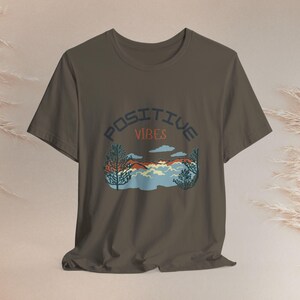 Maglietta Positive Vibes: maglietta unisex in cotone con grafica