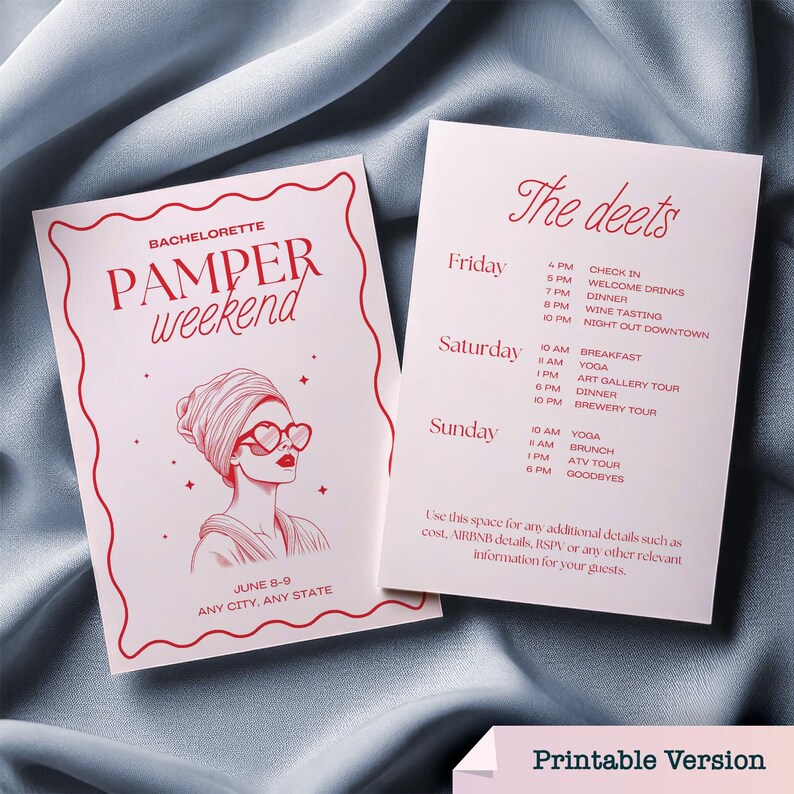 K&ouml;nnte beinhalten: Zwei rosa und wei&szlig; bedruckte Karten. Eine Karte tr&auml;gt die Aufschrift "Bachelorette Pamper Weekend" mit einer Grafik einer Frau mit herzf&ouml;rmiger Sonnenbrille. Die andere Karte listet einen Wochenend-Reiseplan mit Zeiten und Aktivit&auml;ten auf.