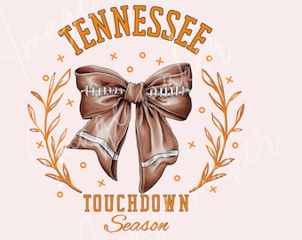 Puede incluir: Un gráfico de descarga digital que presenta un lazo marrón con cordones de fútbol, rodeado de hojas naranjas y el texto "Tennessee Touchdown Season".