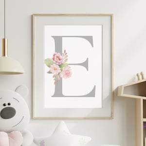 Letra E | Arte de parede com monograma cinza, buquê floral com impressão inicial, arte floral rosa para berçário, monograma para impressão, quarto de meninas, estampa de berçário