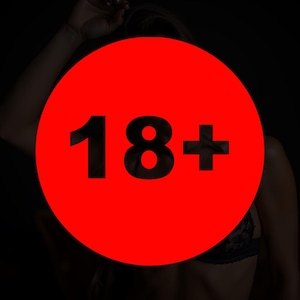 Può includere: Un cerchio rosso con la scritta "18+" in nero, che oscura parzialmente la schiena di una persona. La persona indossa un reggiseno di pizzo nero. Lo sfondo è nero.