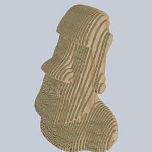 Op de afbeelding: Een lichtbruine, gelaagde sculptuur van een hoofd en schouders, mogelijk een buste of standbeeld. De sculptuur is gemaakt van vele dunne, parallelle lagen, waardoor het een textuur en driedimensionaal uiterlijk heeft. De achtergrond is lichtblauw.
