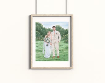 Pode incluir: Uma pintura em aquarela emoldurada de um casal no dia do casamento. O homem usa um terno creme, e a mulher um vestido branco, segurando um buquê. Eles estão em um campo com um fundo verde de árvores e flores.