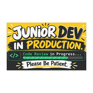 Puede incluir: Un letrero rectangular con fondo amarillo que presenta el texto negro JUNIOR DEV IN PRODUCTION. Debajo, una barra negra muestra una barra de carga verde con el texto Code Review in Progress y una pancarta blanca que dice Please Be Patient.