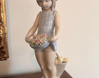 Lladro Figurine - Girl w/ Hat and Basket of Flowers in Skirt Flores En La Falda