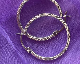 1 inch Diamond-Cut Oval Hoop Earrings in 14K White Gold