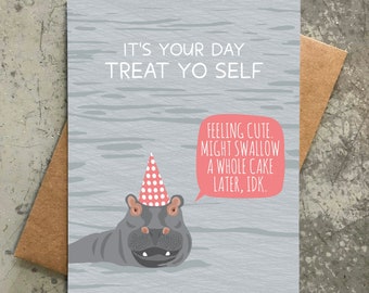 Op de afbeelding: Een wenskaart met een grijze nijlpaard met een feesthoedje in het water. De tekst op de kaart luidt "IT'S YOUR DAY TREAT YO SELF" en "FEELING CUTE. MIGHT SWALLOW A WHOLE CAKE LATER, IDK." De kaart ligt op een bruine envelop.
