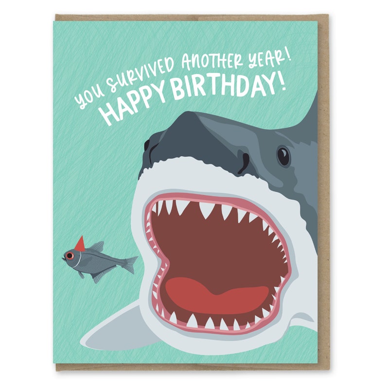 tarjeta de cumpleaños divertida / sobrevivió otro año / tiburón imagen 2