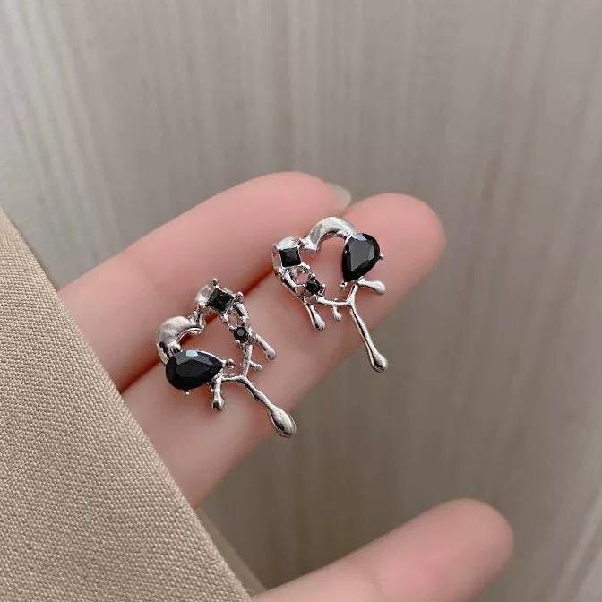 Dainty ear studs - Black Drip Melting Heart Earrings, Gothic Jewelry for Y2K Style Lovers, Great Gift for Edgy Friends