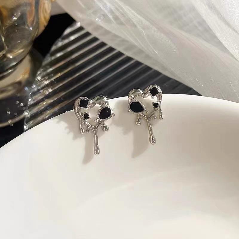 Dainty ear studs - Black Drip Melting Heart Earrings, Gothic Jewelry for Y2K Style Lovers, Great Gift for Edgy Friends