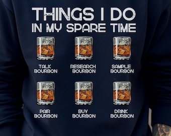 Może przedstawiać: Bordowy sweter z napisem "Things I do in my spare time" i sześcioma ilustracjami szklanek z bourbonem z tekstem opisującym różne czynności związane z bourbonem.