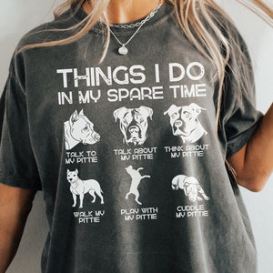 Rzeczy, które robię w wolnym czasie Pittie Pit Bull Zabawny T-shirt Prezent dla miłośników psów Komfortowe kolory T-shirt Pies Mama Pies Tata T-shirt Pit Bull Miłość
