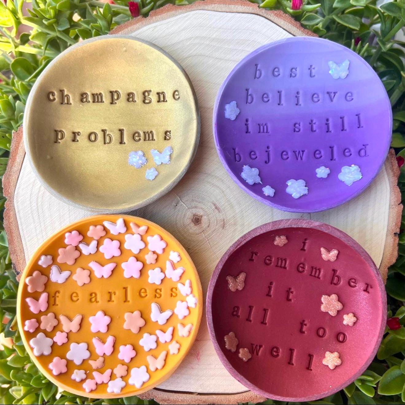 Regalos de la gira de Eras // Letras de Taylor // Platos de baratijas de Swift // Regalos para ella // Fearless // Bejeweled // Plato de anillos único inspirado en Swift