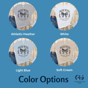 Puede incluir: Cuatro camisetas en diferentes colores: gris jaspeado, blanco, azul claro y crema suave. Cada camiseta presenta el texto "POLICE WIVES Social Club" con un dise&ntilde;o de lazo. Las camisetas se muestran con vaqueros y zapatillas.