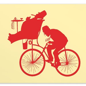 Trabalho transportando capital em bicicleta com letras pequenas, cartão postal de 4x6" | Cartão plano pró-trabalhador comunista anticapitalista socialista esquerdista retrô