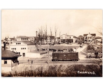 Plakat stacji kolejowej: 1912 Small Town Train Depot, 12x18" Historyczna reprodukcja sztuki kolejowej Cozaddale, Ohio, wydruk B&O bez ramki