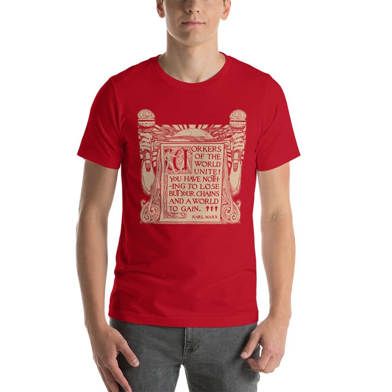 Puede incluir: Camiseta roja con un gr&aacute;fico de estilo vintage que presenta una cita de Karl Marx: "&iexcl;Trabajadores del mundo, un&iacute;os! No ten&eacute;is nada que perder m&aacute;s que vuestras cadenas y un mundo que ganar."
