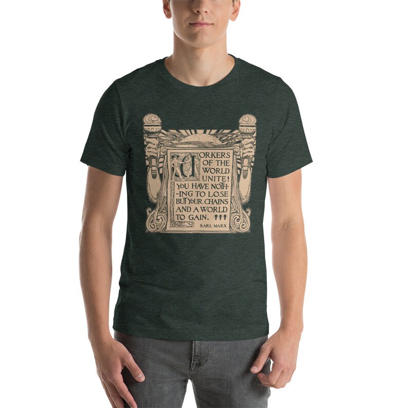 Puede incluir: Una camiseta verde oscuro con un estampado gr&aacute;fico de estilo vintage que incluye una cita de Karl Marx: "&iexcl;Trabajadores del mundo, un&iacute;os! No ten&eacute;is nada que perder m&aacute;s que vuestras cadenas y un mundo que ganar."