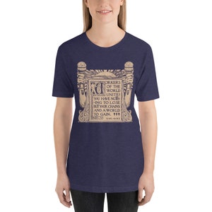 Puede incluir: Una camiseta azul marino con una ilustraci&oacute;n de estilo vintage de una mano sosteniendo un martillo y una cita de Karl Marx: "&iexcl;Trabajadores del mundo, un&iacute;os! No ten&eacute;is nada que perder m&aacute;s que vuestras cadenas y un mundo que ganar."