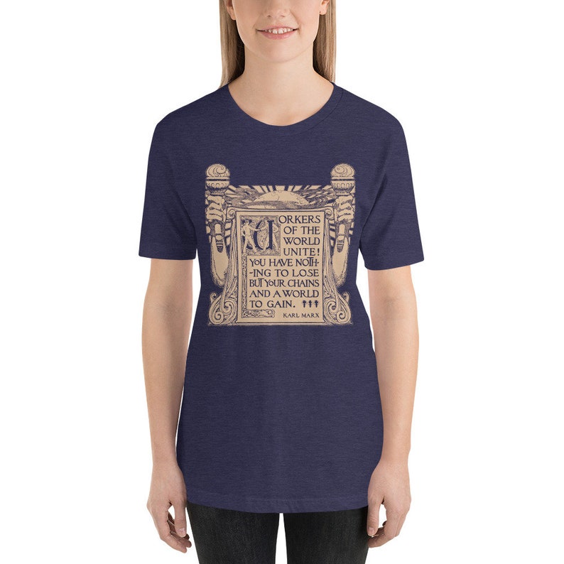 Puede incluir: Una camiseta azul marino con una ilustraci&oacute;n de estilo vintage de una mano sosteniendo un martillo y una cita de Karl Marx: "&iexcl;Trabajadores del mundo, un&iacute;os! No ten&eacute;is nada que perder m&aacute;s que vuestras cadenas y un mundo que ganar."