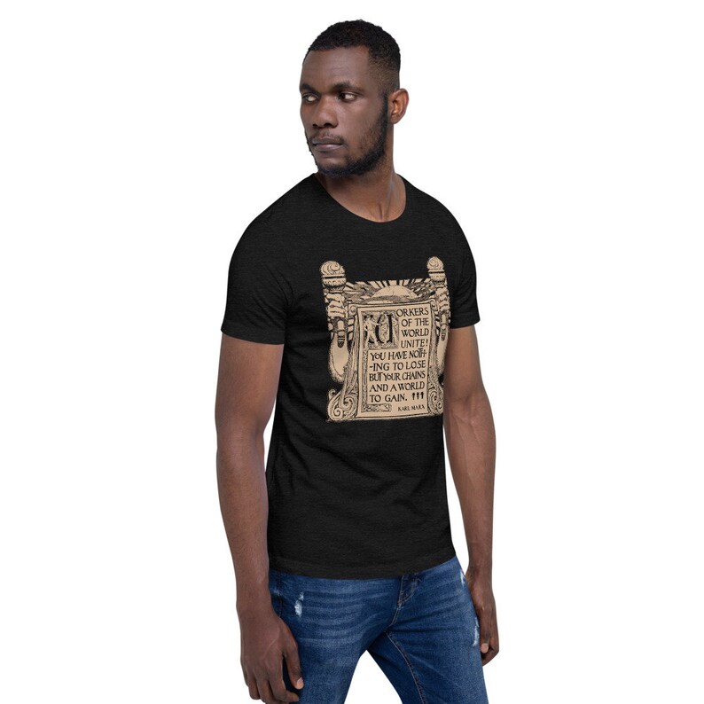 Puede incluir: Una camiseta negra con un estampado gr&aacute;fico de un cartel de estilo vintage con el texto "Trabajadores del mundo, &iexcl;un&iacute;os! No ten&eacute;is nada que perder m&aacute;s que vuestras cadenas y un mundo que ganar."