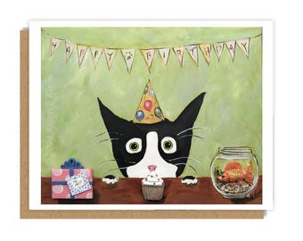 Puede incluir: Una ilustración de tarjeta de felicitación con un gato blanco y negro que lleva un sombrero de fiesta colorido. Un cupcake se sitúa frente al gato, con una caja de regalo rosa de lunares a la izquierda y un pez dorado en una pecera a la derecha. Un cartel dice HAPPY BIRTHDAY.