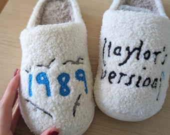 Cosy 1989 Taylor Swift slippers, Cute Taylor Style Women's Slippers, 1989 Embroidered Home Slides, Taylor gifts