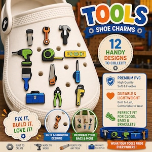 Op de afbeelding: Witte klomp schoen versierd met kleurrijke schoenbedels met gereedschapsthema. De bedels omvatten een moersleutel, hamer, schroevendraaier en meer. De tekst op de afbeelding luidt "TOOLS SHOE CHARMS" en "FIX IT, BUILD IT, LOVE IT!"