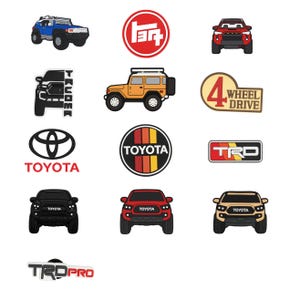 Puede incluir: Una colección de varios dijes y logotipos con temática de automóviles. Incluye un SUV azul, un logotipo de Toyota rojo y blanco, un camión negro, un vehículo todoterreno amarillo y un emblema "4 Wheel Drive". También presenta el logotipo de Toyota y la marca TRD.